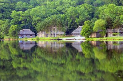 北海道白老町にあるポロト公園と湖畔に反射する田舎の景色