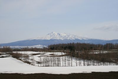 北海道清里町から見える雪が積もった斜里岳の景色