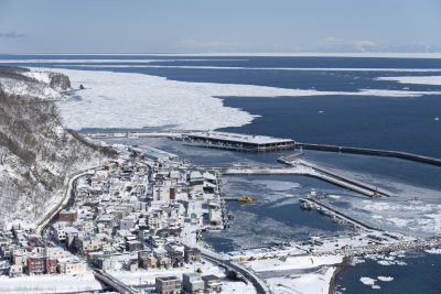 北海道羅臼町の積雪。雪が積もった港と海岸線