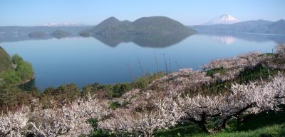 北海道壮瞥町にある洞爺湖の風景と昭和新山の眺め