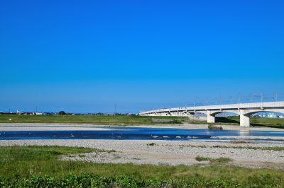 石川県川北町にかかる橋と手取川沿いの風景