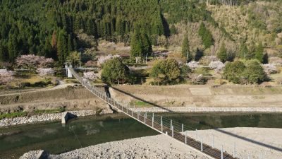 熊本県水上村の市房ダム吊り橋と田舎の町並み