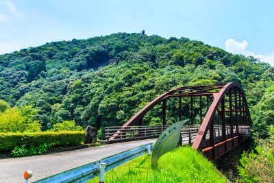 宮崎県美郷町ののどかな町並みと橋と山