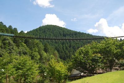 奈良県黒滝村のつり橋のある町並み