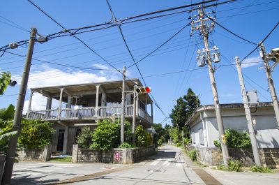 沖縄県多良間村の唯一の信号とローカルな街並み