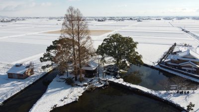佐賀県白石町にある縫ノ池の雪景色と町並み