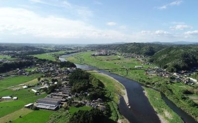 栃木県那珂川町を流れる小川と田舎の町並み