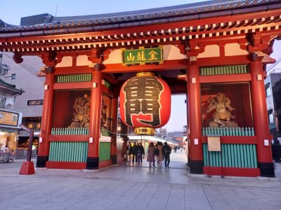 東京都台東区の浅草寺と雷門前の景色