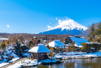 山梨県忍野村の忍野八海の雪景色と富士山