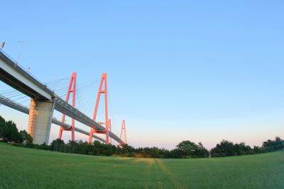 愛知県飛島村の名港トリトンと河川敷の風景