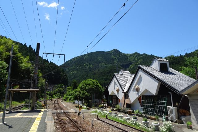 愛知県東栄町にある東栄駅と田舎の町並み