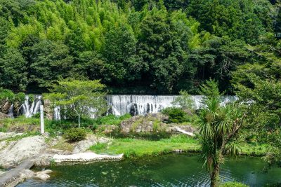 愛知県豊川市の街並み(日本三大美堰堤に選定されナイアガラの滝に例えられる迫力の長篠堰堤余水吐)