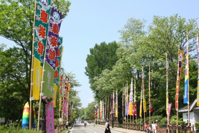 秋田県小坂町にある観光エリア康楽館ののぼりと風景