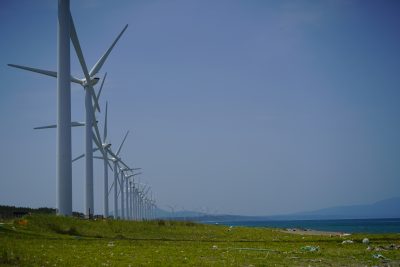 秋田県三種町にある釜谷浜海岸沿いの風力発電施設