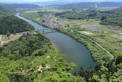 秋田県能代市を流れる米代川と七座橋と田舎の風景