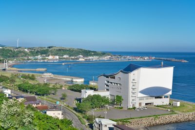 青森県鰺ヶ沢町の港町と海岸線の風景