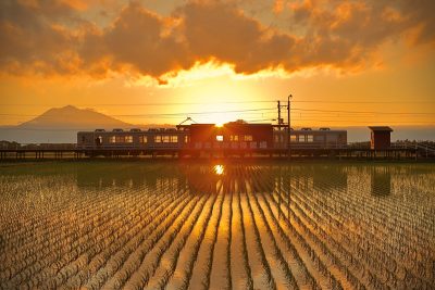青森県平川市から眺める岩木山と水田の夕焼け