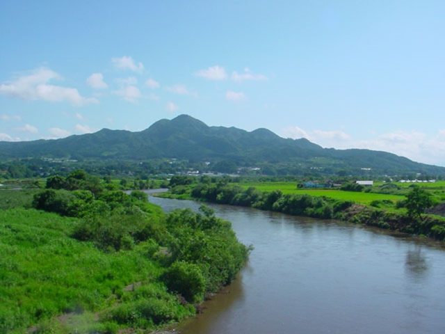 青森県南部町を流れる馬淵川と奥に見える名久井岳の景色
