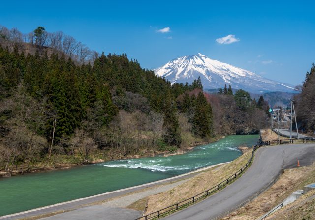 青森県西目屋村を流れる岩木川と岩木山の風景