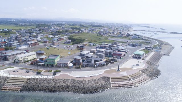 青森県大間町の港と市街地周辺の空撮