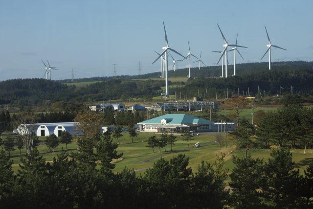 青森県六ケ所村にある風力発電所と田舎の原風景