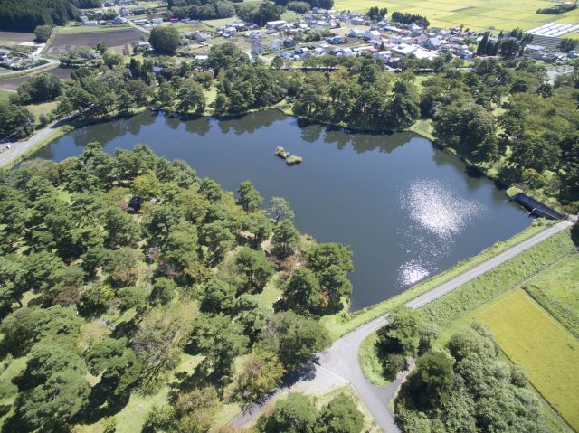 青森県六戸町にある舘野公園のさつき沼と周辺の住宅地