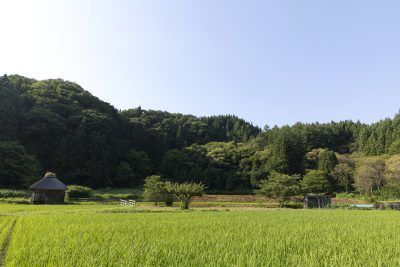 青森県田子町にある田園風景と水車小屋