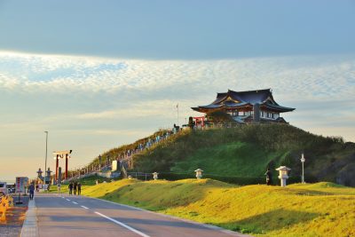 青森県八戸市にある蕪島神社と夕暮れの景色