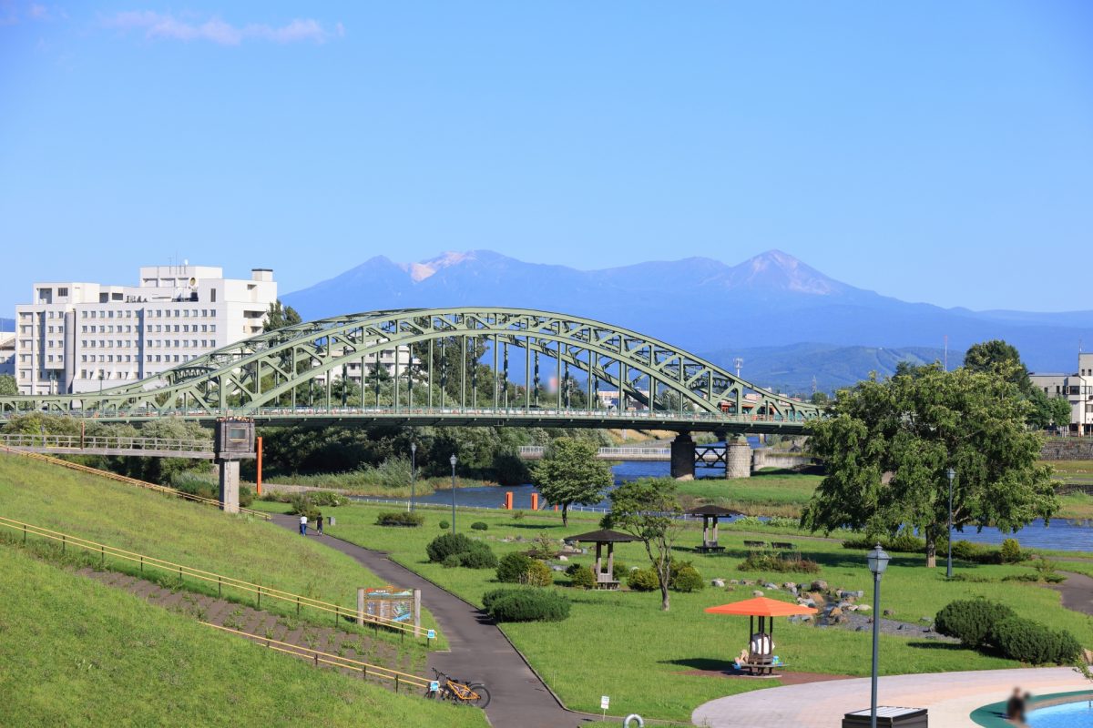 旭川市内の旭橋と大雪山