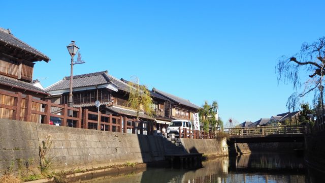 千葉県香取市の歴史的な町並みと小川の風景