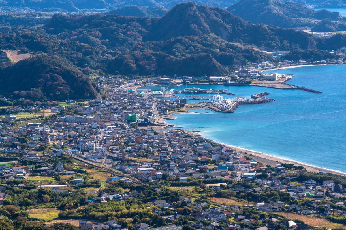 千葉県鋸南町の海岸沿いの町並みと海の全景