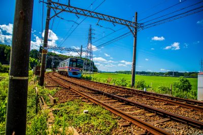 千葉県佐倉市の京成線と電車のある町並み