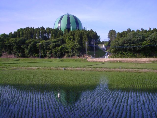 千葉県富里市の田んぼの町並みとスイカのガスタンク