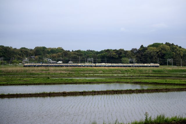 千葉県東庄町を走る成田線の電車と田舎の田んぼ