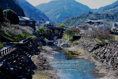 愛媛県砥部町の衝上断層公園と町並み