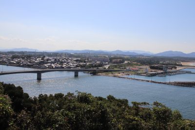 福岡県芦屋町の魚見展望台からの市街地の町並み