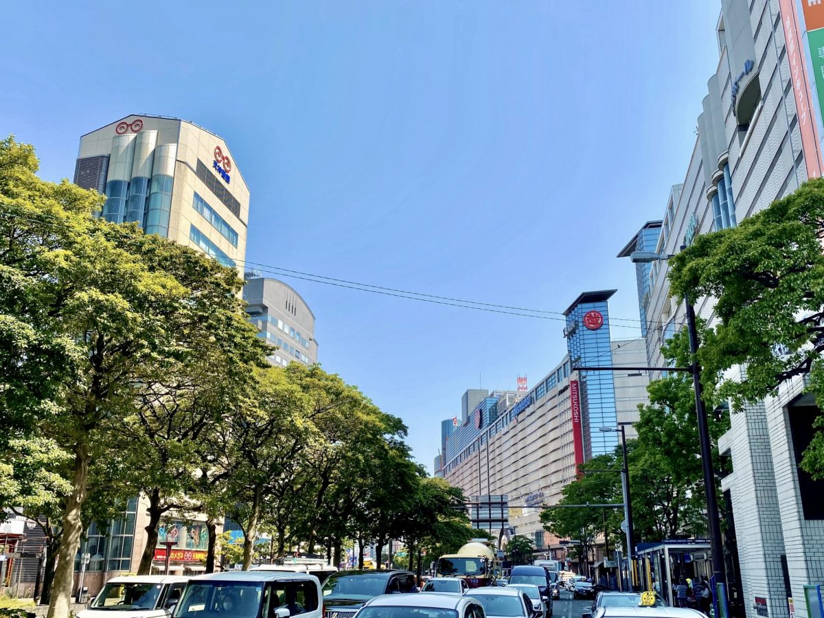 福岡県福岡市の街並み(福岡市天神　デパートが並ぶ光景)