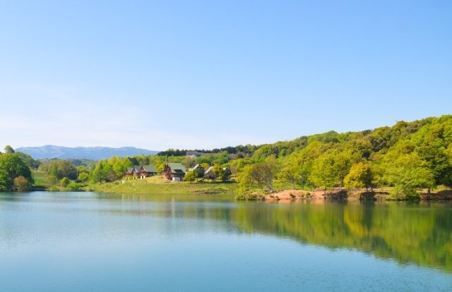 福岡県上毛町ののどかなな自然の風景と町並み