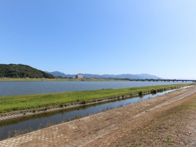 福岡県遠賀町の遠賀川沿いののどかな風景