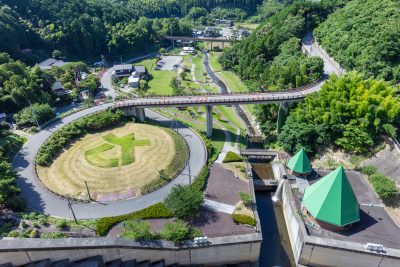 福岡県篠栗町にある鳴淵ダム下流河川公園と町並み