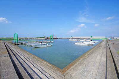 福岡県吉富町の吉富漁港と船のあるのどかな町並み