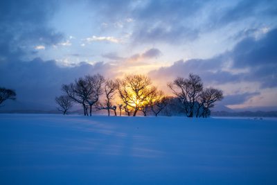 福島県北塩原村の裏磐梯桧原湖の冬と田舎の景色