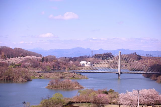 福島県三春町にある三春ダムの全景と田舎の風景