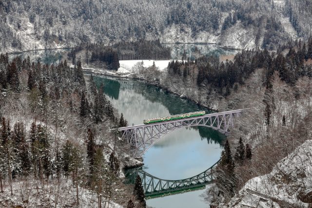 福島県三島町を流れる只見川と橋梁の雪景色