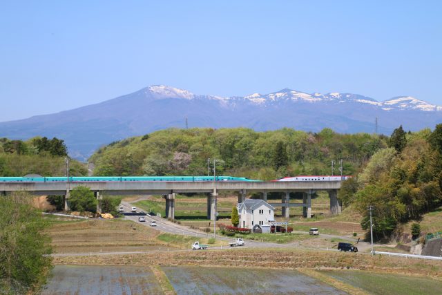 福島県二本松市を走る東北新幹線と田舎の町の風景