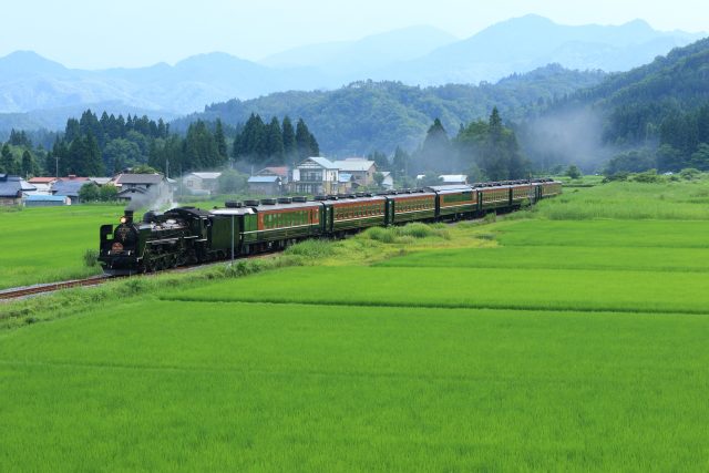 福島県西会津町を通るSL機関車と磐越西線、田んぼの田舎の風景