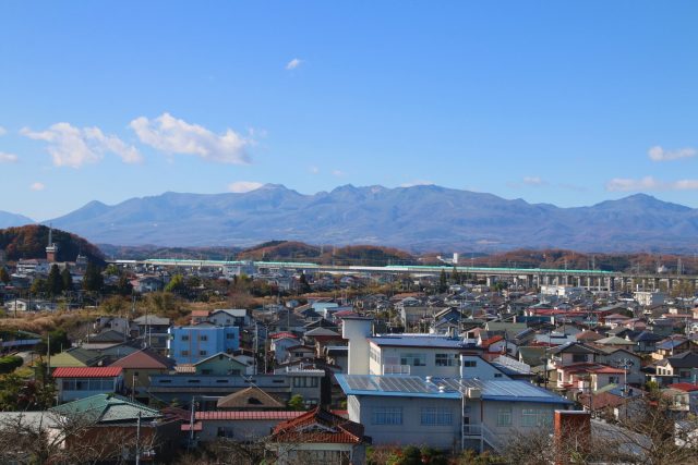 福島県白河市の町並みと新幹線の線路