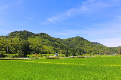 福島県昭和村の有名な喰丸小学校近くの田舎の風景