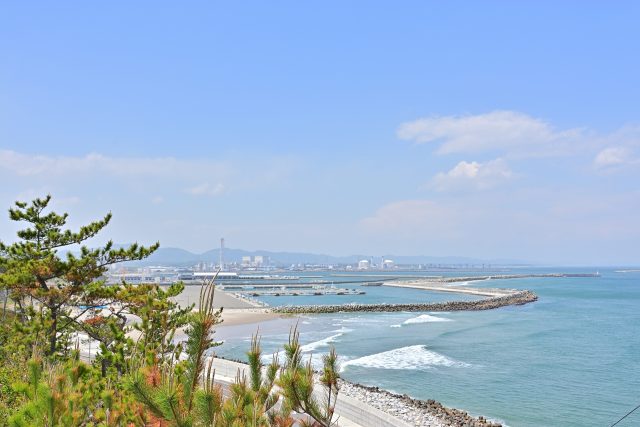 福島県相馬市の松浦湾と港町と市街地の町並み