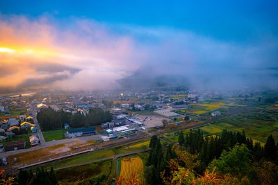 福島県只見町の市街地の上空の風景（夜明けと雲）